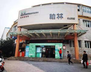 一楼大门口休息处，靠近上二楼的电梯